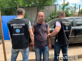 За збут наркотиків поліцейські Кривого Рогу затримали 40-річного чоловіка За збут наркотиків поліцейські Кривого Рогу затримали 40-річного чоловіка