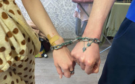 Цепи не спасли: скованная цепью пара решила расстаться Цепи не спасли: скованная цепью пара решила расстаться