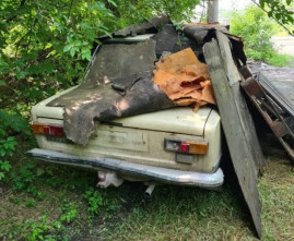 В Каменском угонщик прятал похищенное авто в куче мусора В Каменском угонщик прятал похищенное авто в куче мусора