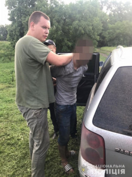 В Днепропетровской области задержали мужчину, который порезал ножом двухлетнего мальчика В Днепропетровской области задержали мужчину, который порезал ножом двухлетнего мальчика