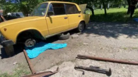 В Кривом Роге автомобиль раздавил своего владельца В Кривом Роге автомобиль раздавил своего владельца