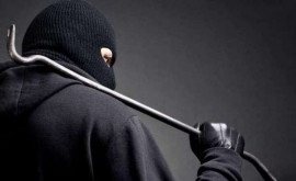В Каменском грабитель унес из отделения микрофинансовой организации 30 тысяч В Каменском грабитель унес из отделения микрофинансовой организации 30 тысяч