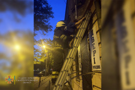 В Днепре пенсионерка повисла на козырьке крыши: помогли спасатели В Днепре пенсионерка повисла на козырьке крыши: помогли спасатели