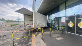 В Кривом Роге грузовик протаранил авто и влетел в торговый центр В Кривом Роге грузовик протаранил авто и влетел в торговый центр