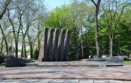 В Кривом Роге вандалы осквернили братскую могилу