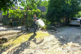 В Кривом Роге мама прикованного цепью мальчика напала на журналистов В Кривом Роге мама прикованного цепью мальчика напала на журналистов