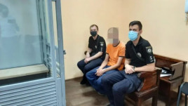 В Кривом Роге отчима, который посадил на цепь 7-летнего пасынка, из зала суда отправили за решетку на 2 месяца В Кривом Роге отчима, который посадил на цепь 7-летнего пасынка, из зала суда отправили за решетку на 2 месяца