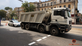 В Днепре MAN переехал женщину, которая переходила проспект в неположенном месте