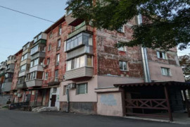 В Днепре мужчина выпал с 4-го этажа и выжил В Днепре мужчина выпал с 4-го этажа и выжил