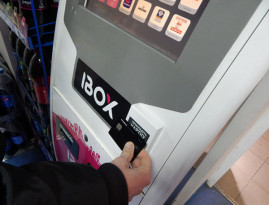 В Днепре неизвестные вывезли терминал iBox из супермаркета на тележке и скрылись В Днепре неизвестные вывезли терминал iBox из супермаркета на тележке и скрылись