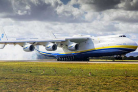 В Киеве силачи планируют протянуть крупнейший в мире самолет