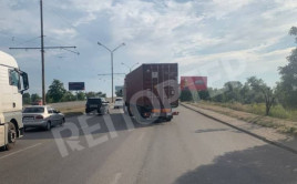 Попытка суицида: в Днепре женщина бросилась под колеса фуры Попытка суицида: в Днепре женщина бросилась под колеса фуры