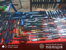 Целый арсенал: на Днепропетровщине полицейские изъяли почти 250 ножей и тротиловую шашку