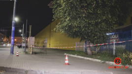 В Днепре возле Славянского рынка повесился мужчина В Днепре возле Славянского рынка повесился мужчина