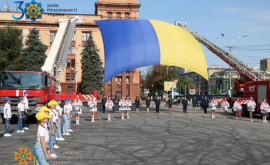 В Днепре спасатели подняли самый большой в областном центре флаг Украины В Днепре спасатели подняли самый большой в областном центре флаг Украины
