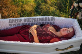 На "тот свет" во всей красе: в Днепре представили коллекцию женской одежды для захоронения