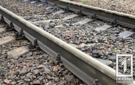 У Кривому Розі жінка намагалася застрибнути в електровоз та отримала травму