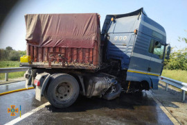 В Синельниковском районе грузовик попал в ДТП: трассу залило топливом