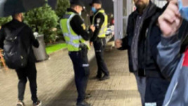 "Я вам голову відріжу": у Кривому Розі чоловік накинувся з ножами на консультанта магазину "Я вам голову відріжу": у Кривому Розі чоловік накинувся з ножами на консультанта магазину