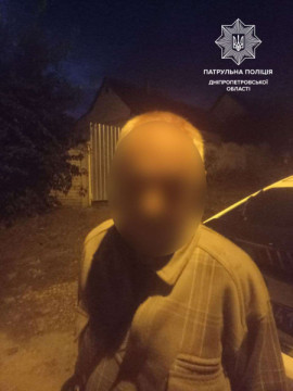 Бегал по улице с топором: в Днепре полиция задержала неадекватного мужчину Бегал по улице с топором: в Днепре полиция задержала неадекватного мужчину