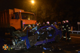 В Днепре легковушка врезалась в мусоровоз: погибла 20-летняя девушка, трех человек госпитализировали В Днепре легковушка врезалась в мусоровоз: погибла 20-летняя девушка, трех человек госпитализировали