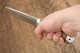 В Кривом Роге пожилой мужчина вонзил себе нож в шею В Кривом Роге пожилой мужчина вонзил себе нож в шею