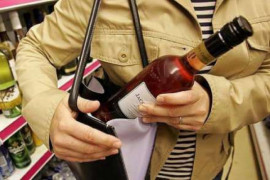 В Днепре воровка украла в магазине спиртного и закуски на 14 тысяч В Днепре воровка украла в магазине спиртного и закуски на 14 тысяч