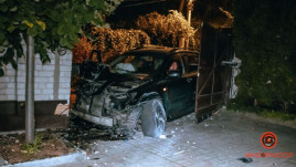 В Днепре пьяная девушка на Lexus протаранила минивэн и снесла забор В Днепре пьяная девушка на Lexus протаранила минивэн и снесла забор