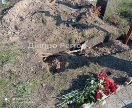 На кладовищі Дніпропетровщини ритуальники не закопують могили померлих На кладовищі Дніпропетровщини ритуальники не закопують могили померлих