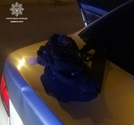 У Кривому Розі зупинили автівку, в якій водійка була під наркотиками, а пасажир віз гранату У Кривому Розі зупинили автівку, в якій водійка була під наркотиками, а пасажир віз гранату