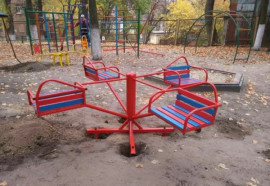 В Каменском установят горки и качели - карусели В Каменском установят горки и качели - карусели