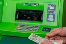 Списывают деньги, но не выдают: украинцы массово жалуются на банкоматы "Приватбанка" Списывают деньги, но не выдают: украинцы массово жалуются на банкоматы "Приватбанка"