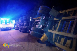 Ночью в Днепре во время движения перевернулась фура Ночью в Днепре во время движения перевернулась фура