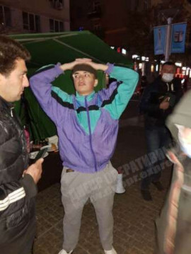 В центре Днепра блогер "вакцинировал" жителей города водкой В центре Днепра блогер "вакцинировал" жителей города водкой