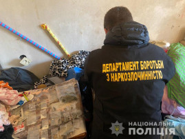 У Кам'янському правоохоронці вилучили у наркозбувача сліп-пакети з наркотиками на майже 150 тис. гривень У Кам'янському правоохоронці вилучили у наркозбувача сліп-пакети з наркотиками на майже 150 тис. гривень
