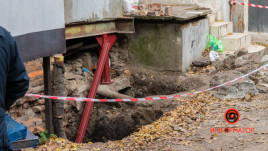 В Днепре на Короленко мужчина упал в яму во дворе и погиб