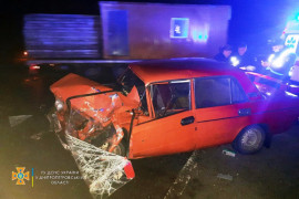 В Каменском районе столкнулись фура и легковушка: пострадали люди В Каменском районе столкнулись фура и легковушка: пострадали люди