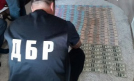 В Днепре работник СИЗО получал взятки от заключенных В Днепре работник СИЗО получал взятки от заключенных