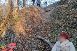 В Днепре женщина упала с крутого склона и сломала ногу: на помощь пришли спасатели В Днепре женщина упала с крутого склона и сломала ногу: на помощь пришли спасатели
