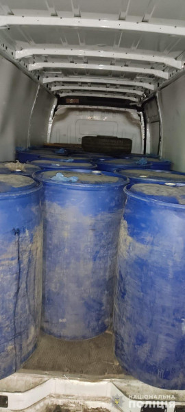 В Каменском из автомобиля изъяли 3,6 тонны нелегального спирта