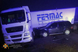 На трассе Днепр-Каменское Mercedes врезался в грузовик MAN: есть пострадавшие На трассе Днепр-Каменское Mercedes врезался в грузовик MAN: есть пострадавшие