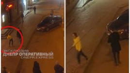 У Дніпрі чоловік побив підлітка і накинувся на перехожих У Дніпрі чоловік побив підлітка і накинувся на перехожих