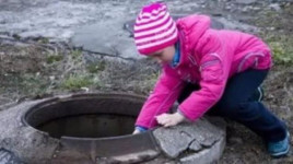 Каменчан призывают сообщать об открытых люках и утечке воды: куда звонить Каменчан призывают сообщать об открытых люках и утечке воды: куда звонить