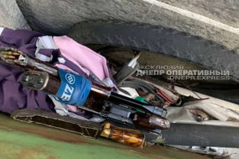 В Днепре во дворе жилого дома нашли автомат с глушителем В Днепре во дворе жилого дома нашли автомат с глушителем