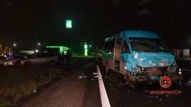 В Днепре столкнулись маршрутка и BMW: в больнице оказались шесть человек