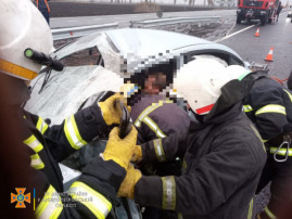 Под Днепром легковушка влетела в грузовик. Пострадали три человека. Фото