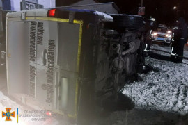 В Каменском перевернулся микроавтобус и заблокировал водителя в салоне