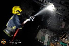 В Каменском районе в частном дворе горел гараж с автомобилем