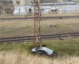В Днепре с Амурского моста слетела машина В Днепре с Амурского моста слетела машина