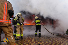 В Днепре в гараже сгорели автомобиль "Тесла" и два мотоцикла